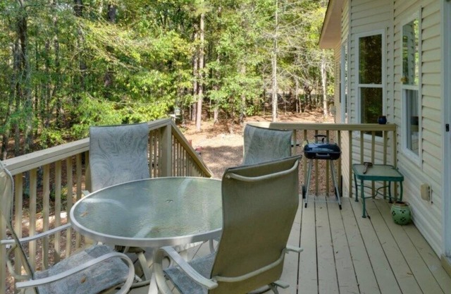 Serene Getaway in the Woods