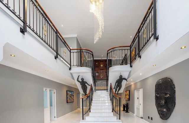 Serene HOTEL with outdoor pool & inclusive breakfast in tranquil Northcliff.
