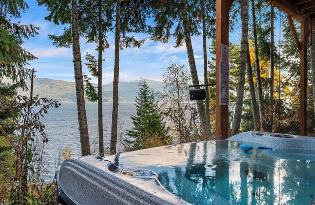 Serene Lake House | Hot Tub + Breathtaking Views!