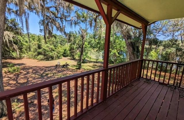 Serene Lake House: Nightlife & Wildlife Nearby