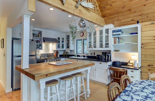Serene luxury cabin with WiFi, private hot tub, wood stove & deck