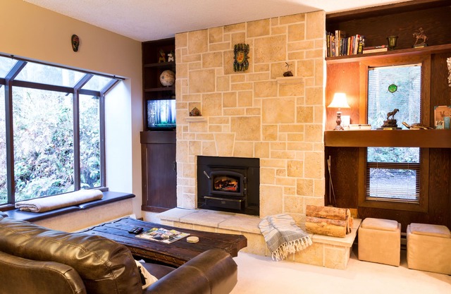 Serene Mountain Condo on River, Private End Unit, Indoor Pool & Hot Tub, WIFI