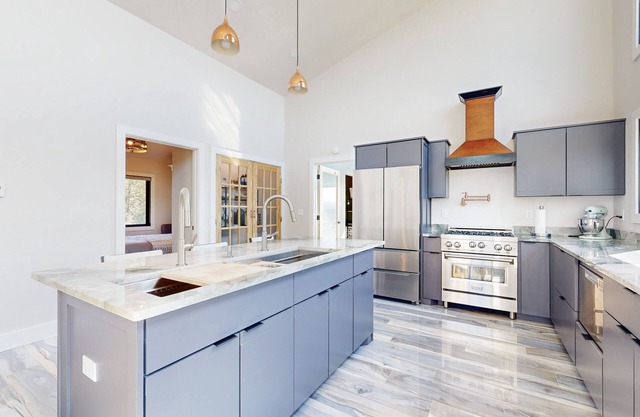 Serene mountain retreat with panoramic views & family-friendly amenities