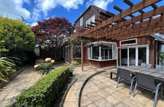 Serene Oasis Steps from Takapuna