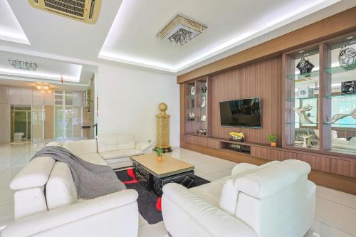 Serene Pool Villa -Luxury Stay with Relaxing Vibes -Clover Home