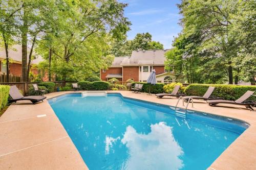 Serene Poolside Oasis 5 BR Office Luxe Amenities