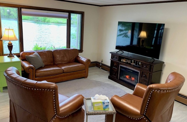 Serene river apartment walking distance to downtown and Heartland Trail!