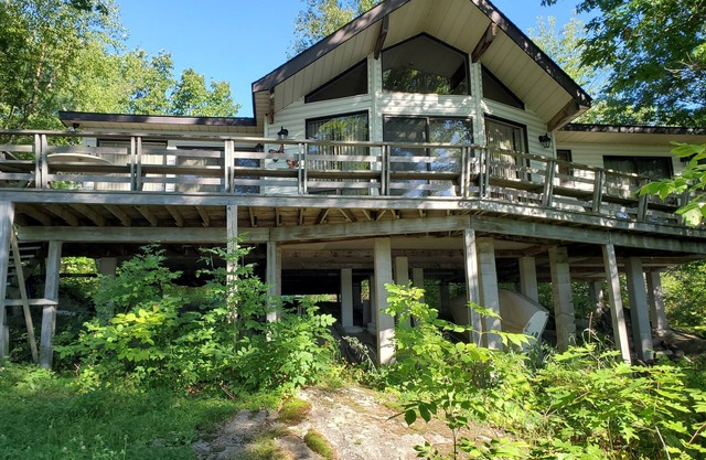 Serene Shangri-La Cottage on Six Mile Lake
