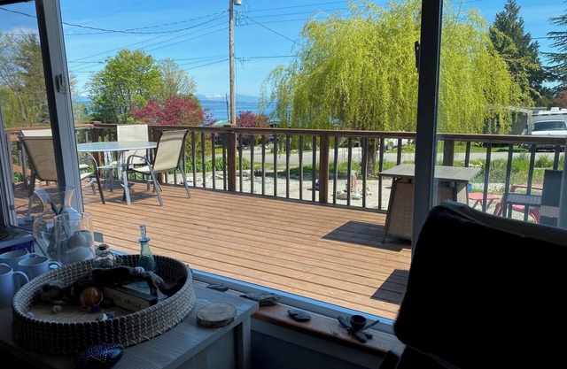 Serene Sunrise 2 bdrm Cottage with Ocean and Mountain Views in Point Roberts