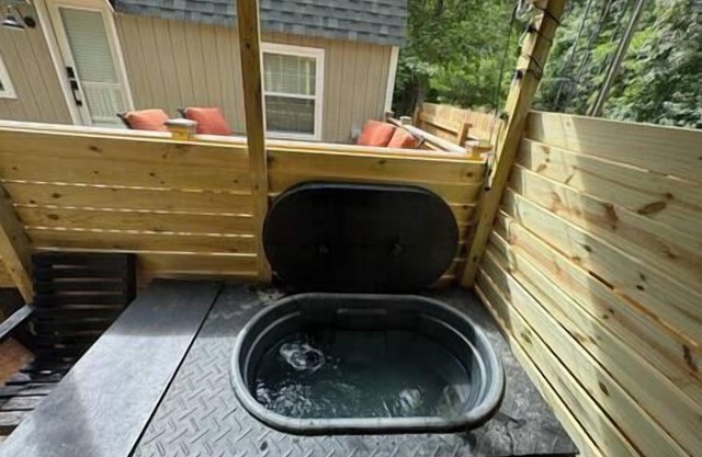 Serene Tiny Home Oasis: Sauna & Cold Plunge