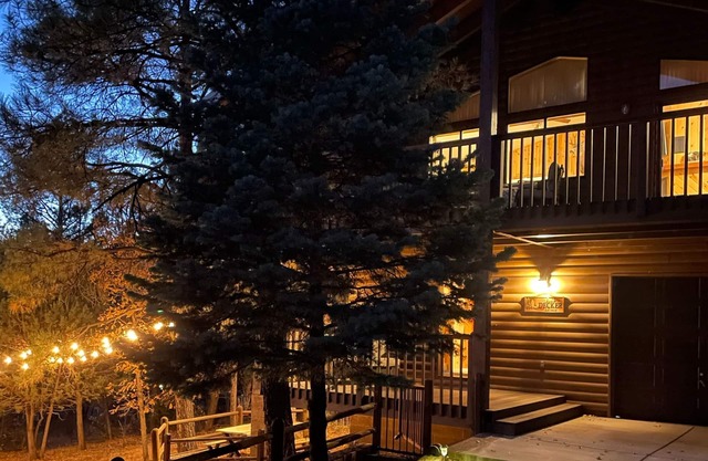 Serene, two-story cabin with a game room, washer/dryer, & furnished deck