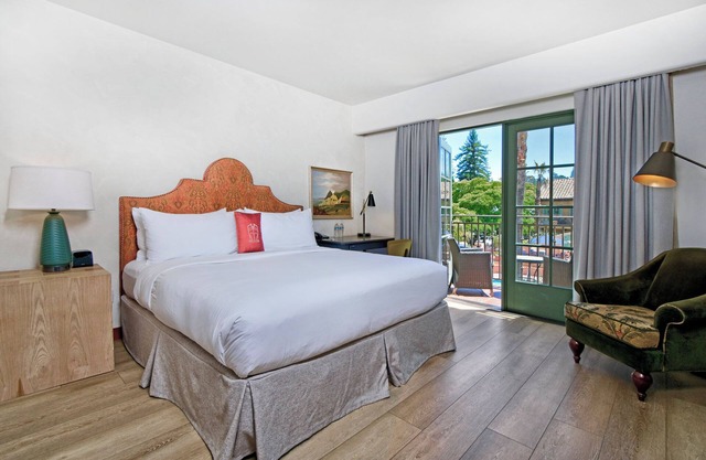 Serene Unit with Free Parking & Pool, Pets Friendly Near Silicon Valley