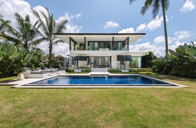 Serene Vibes in a Tropical Villa
