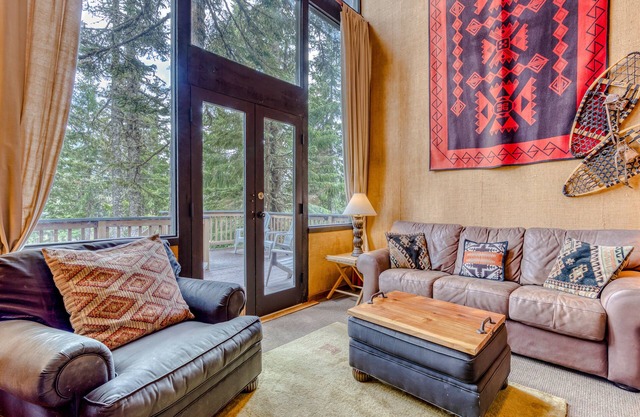 Serene Wooded Retreat W/Free WiFi, Large Deck & Spacious Loft - Skiing Nearby