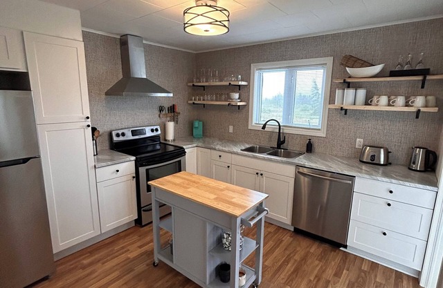 Serenity 2 Rm cottage. Beautiful views, Fire pit, 5 min walk to the beach!
