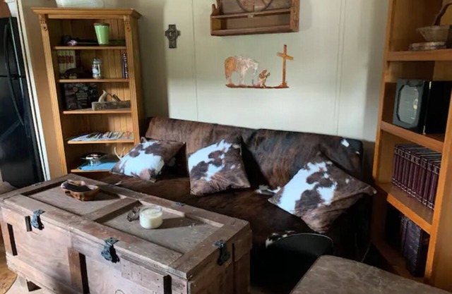 Serenity Acres Sanctuary -BnB & Resort- Cowboy Comfort Lodge