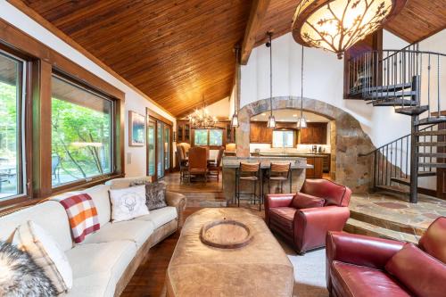 Serenity at Dollar Point - Luxurious 4BR w Private Backyard