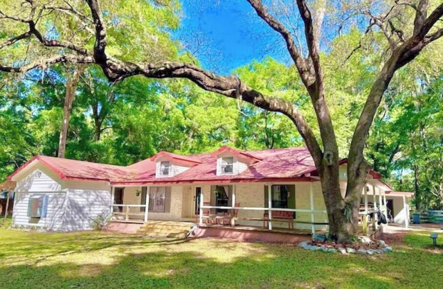Serenity Farmhouse near Florida Springs Game Room + Fire Pit