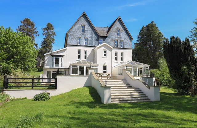 SERENITY HOUSE, THE RETREAT, with a garden in Llanwrtyd Wells