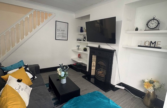 Serenity Home Stays | 3 Bed | Free Parking | Watford Junction | 8 People