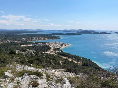 Serenity house, cozy familly place, free parking, seaside, in Dalmacia, Drage, Kamp Maslina