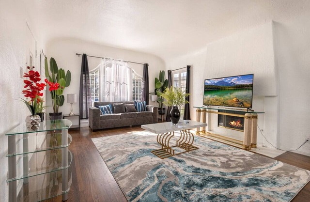 Serenity in the City: 2BR Apartment w/Hot Tub