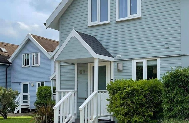 Serenity | Lakeside Cottage for 4 in Cotswolds