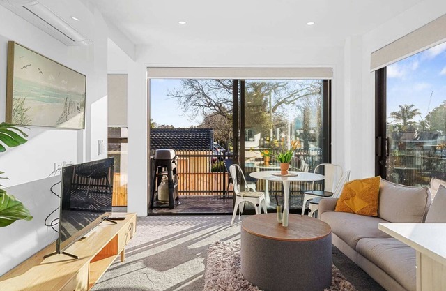 Serenity: Modern 2BR Escape