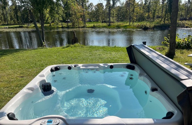 Serenity on Crowe River- escape to tranquility in beautiful cottage with hot tub