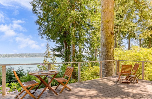 Serenity Pines - Waterfront | Fireplace