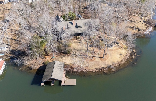 Serenity Shores Lakehouse – Stunning 5-Bedroom Retreat with Breathtaking Views