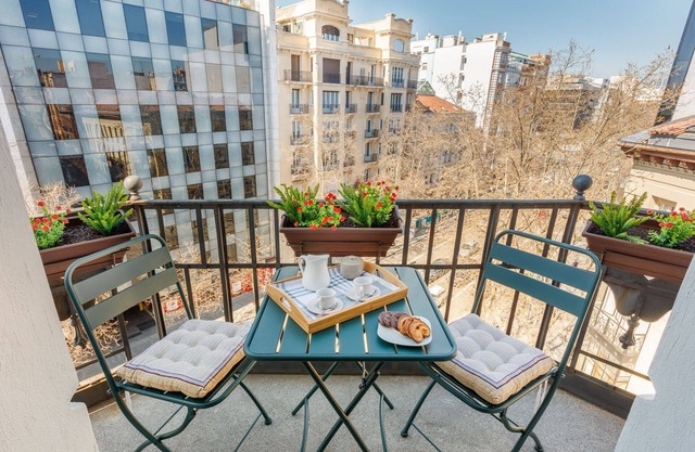 SERRANO IV - Two Bedroom Apartment, Sleeps 4