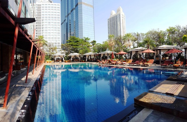 Serviced 1 Bed Panoramic SKYVILLAS with Pool and BTS