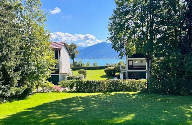 Serviced apartment with lake view, fast internet, garage & flexible check-in