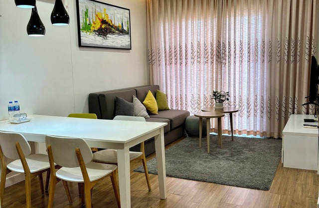Serviced apartment at Republic Plaza near airport, free pool and gym.