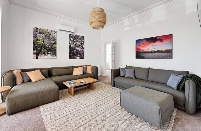 Serviced Luxury Condo, Parkside, moments to metro