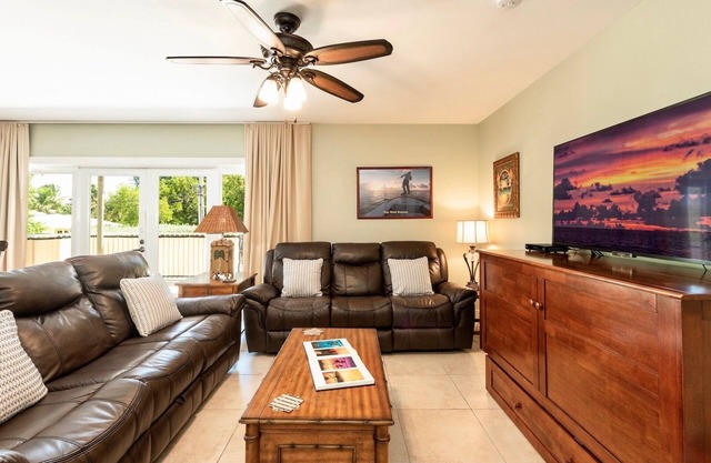 *SET SAIL @ COCONUT MALLORY* Condo + LAST KEY SERVICES…