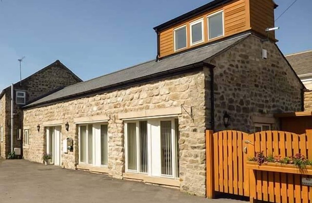 SETCH BARN, family friendly, character holiday cottage in Masham