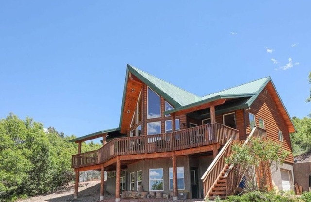"Seven Oaks Cabin” in Duck Creek Village, Utah. Zion and Bryce Nearby!