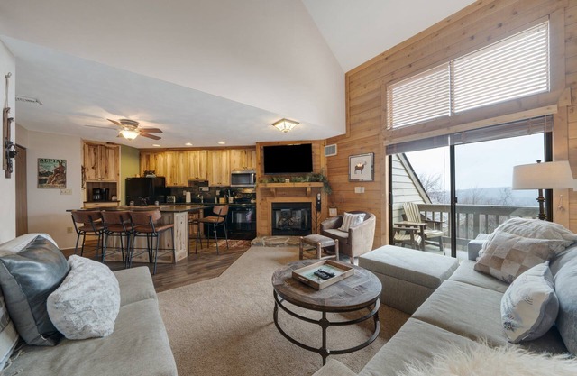 Seven Springs, Sleeps 8/3BR, Ski In/Out, POOL