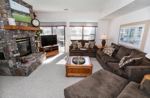 Seven Springs Stonegate 2 Bedroom Standard Condo, Ski-In/Out, Sleeps 8! by RedAwning