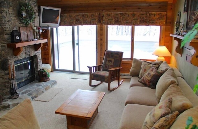 Seven Springs Sunridge 2 Bedroom Standard Condo - Mountain Views, Pet Friendly! by RedAwning