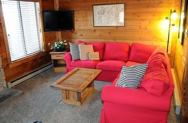 Seven Springs Swiss Mountain 3 Bedroom Standard Condo, Sleeps 8! by RedAwning