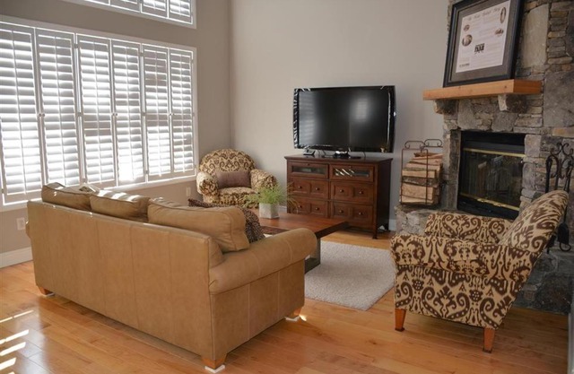 Seven Springs Woodridge 3 Bedroom Premium Condo, Private deck with wooded view condo