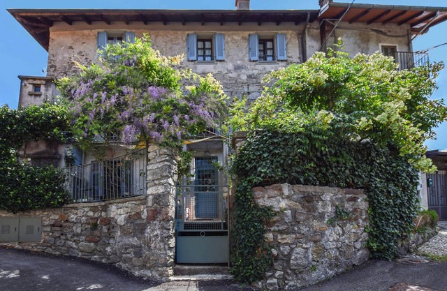 Seventeenth-century house on 2 floors, with Turkish bath and courtyards, 1km from Lake Orta.
