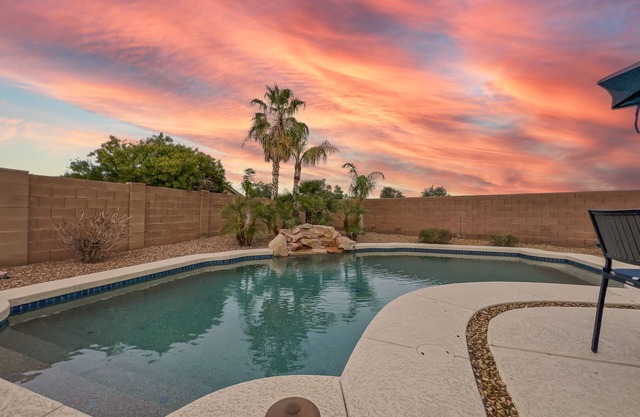 Seville 4 beds + Office and Heated Pool, Fire Pit! 30 Night Min.