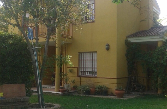 Seville center 15 km away, ideal for families and friends, we allow pets.