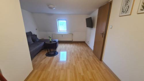 Seyfarthrooms - Monteurwohnung Crimmitschau 7 - voll ausgestattet, 2 Schlafzimmer, WLAN inklusive