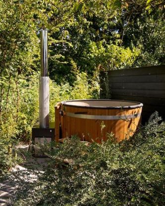Sfeervolle boslodge met hottub en veranda