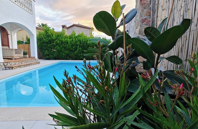 Sfeervolle Ruime Villa met Privé Zwembad Dichtbij St Pere Pescador en L'escala!